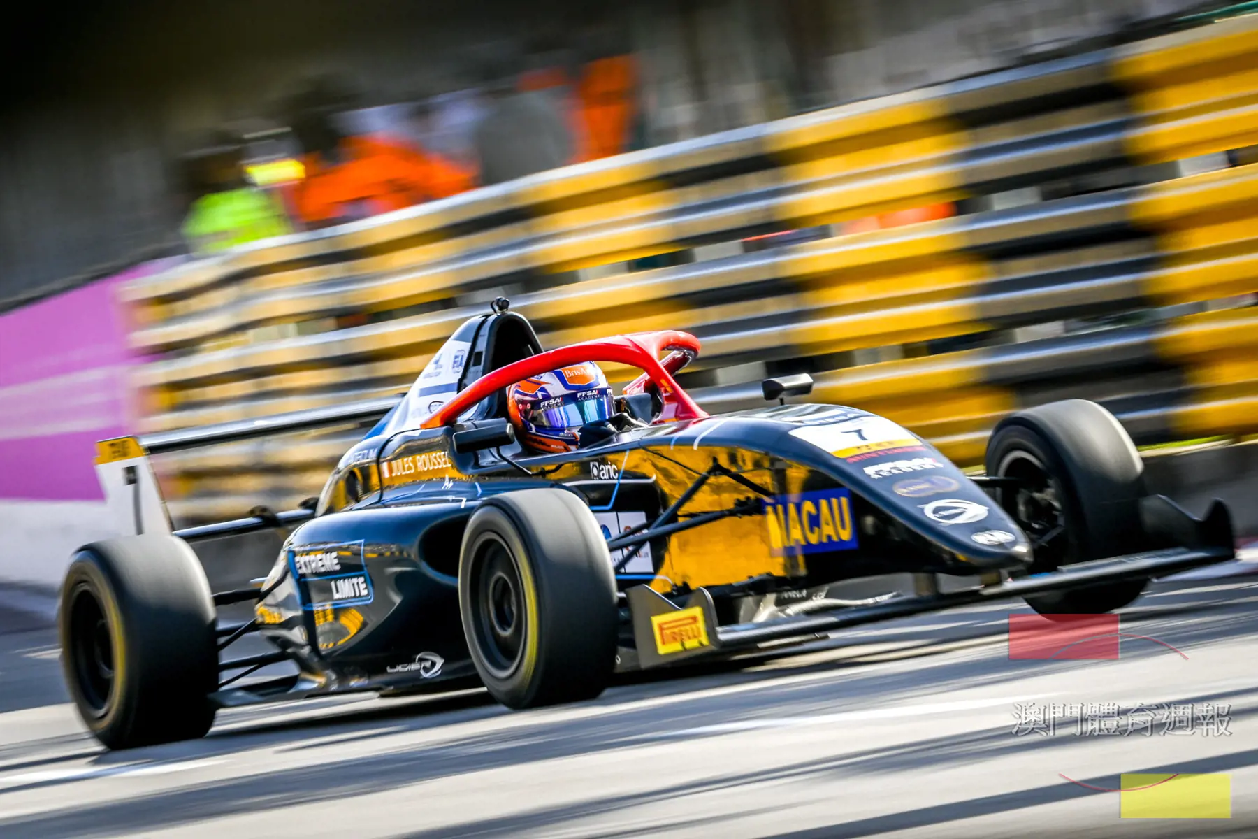 稿1 魯塞爾駕駛7號戰車在東道洋賽道飛馳.jpg